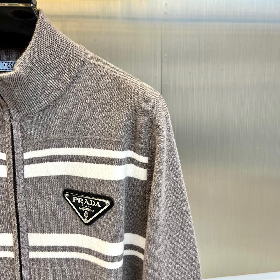 Prad普拉达、2025秋冬新品针织外套，这款外套采用立领设计，搭配顺滑的拉链开合系统，营造利落流畅的线