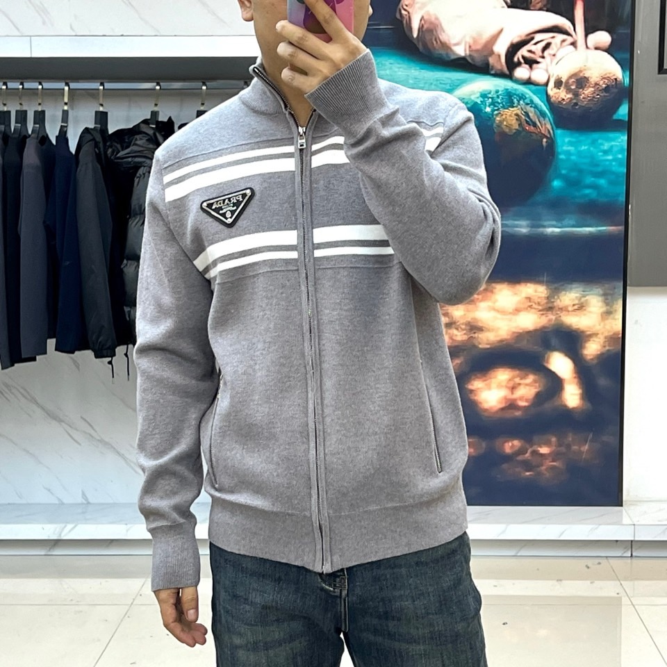 Prad普拉达、2025秋冬新品针织外套，这款外套采用立领设计，搭配顺滑的拉链开合系统，营造利落流畅的线