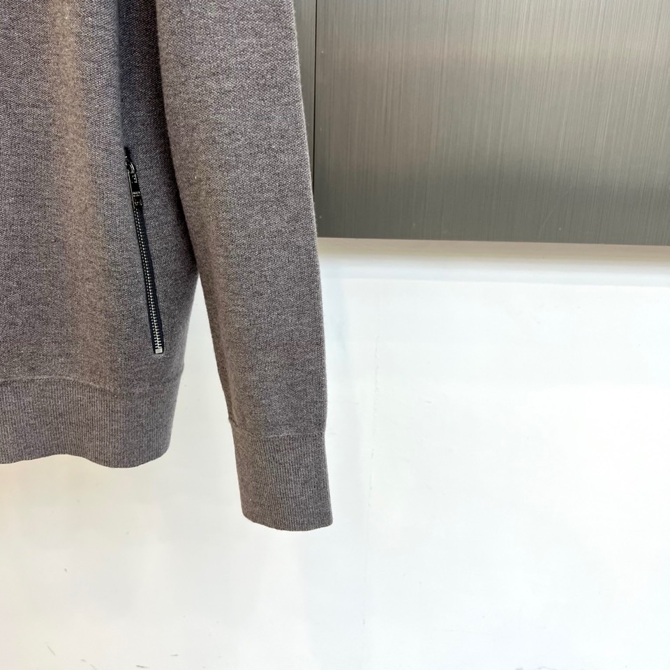 Prad普拉达、2025秋冬新品针织外套，这款外套采用立领设计，搭配顺滑的拉链开合系统，营造利落流畅的线