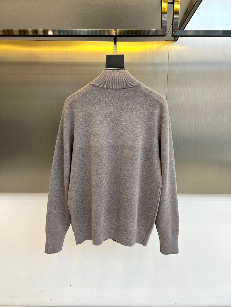 Prad普拉达、2025秋冬新品针织外套，这款外套采用立领设计，搭配顺滑的拉链开合系统，营造利落流畅的线