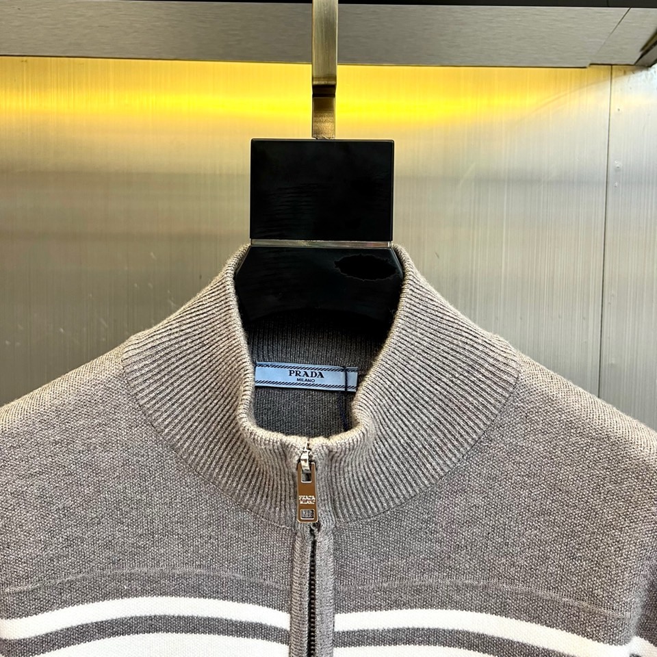 Prad普拉达、2025秋冬新品针织外套，这款外套采用立领设计，搭配顺滑的拉链开合系统，营造利落流畅的线