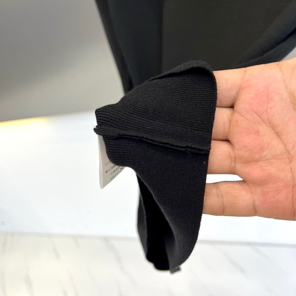 Kiton 2025秋冬新品男士羊毛🐑针织衫，这款半高领针织衫采用47.8%羊毛、27.3%腈纶、15.