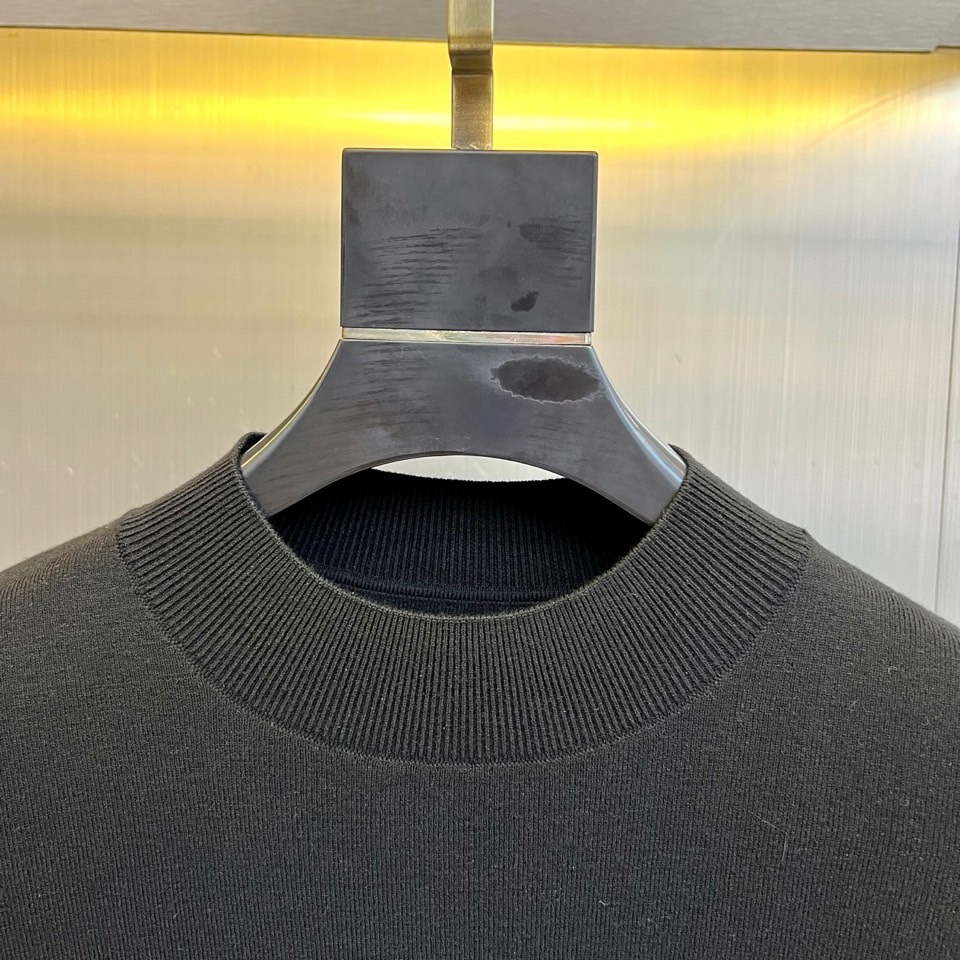 Kiton 2025秋冬新品男士羊毛🐑针织衫，这款半高领针织衫采用47.8%羊毛、27.3%腈纶、15.