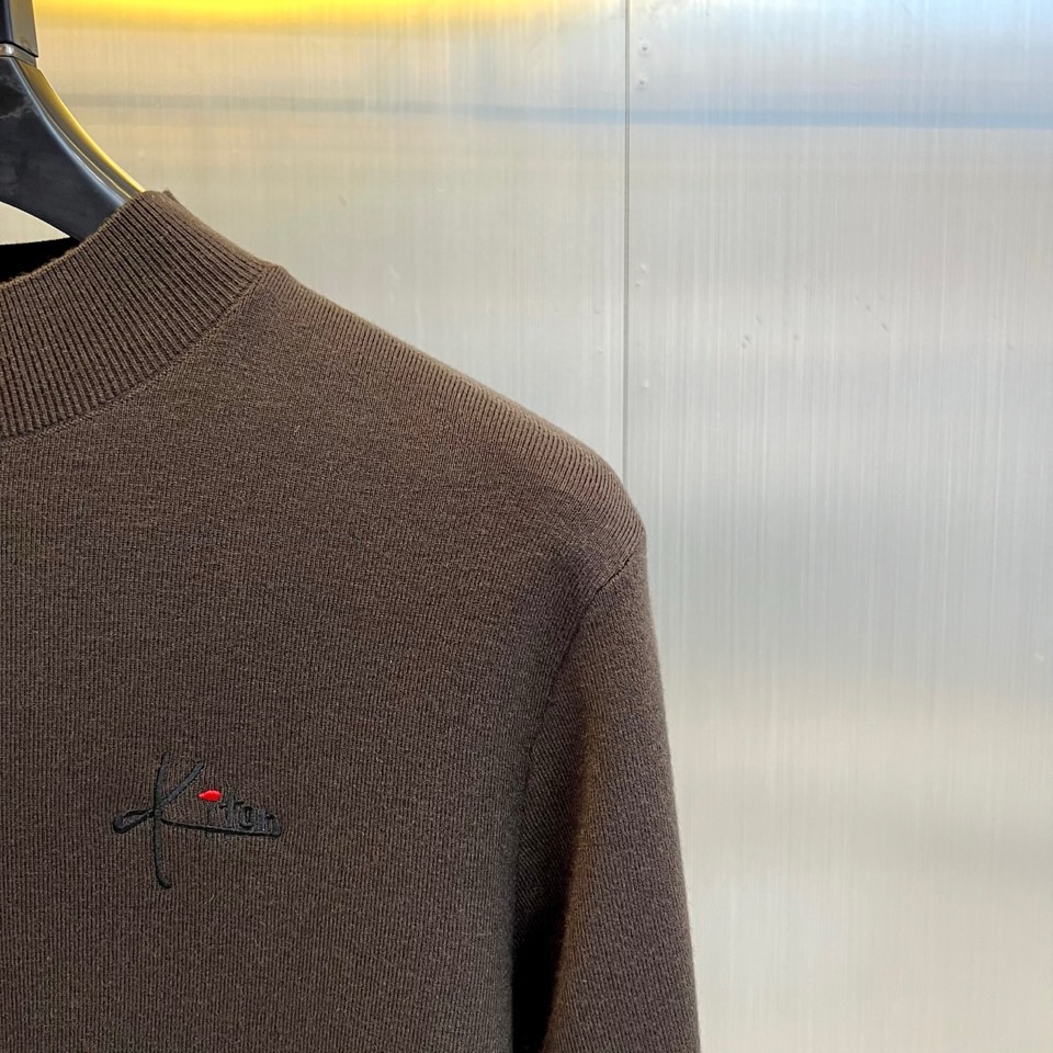 Kiton 2025秋冬新品男士羊毛🐑针织衫，这款半高领针织衫采用47.8%羊毛、27.3%腈纶、15.