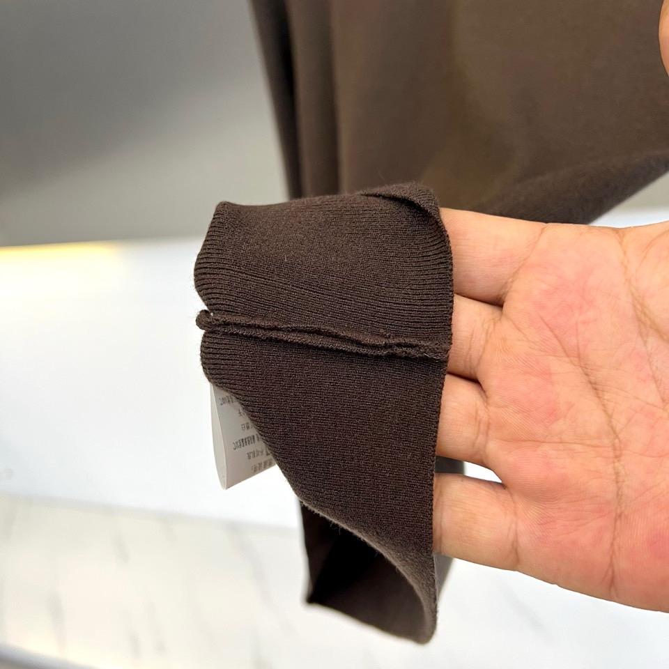 Kiton 2025秋冬新品男士羊毛🐑针织衫，这款半高领针织衫采用47.8%羊毛、27.3%腈纶、15.