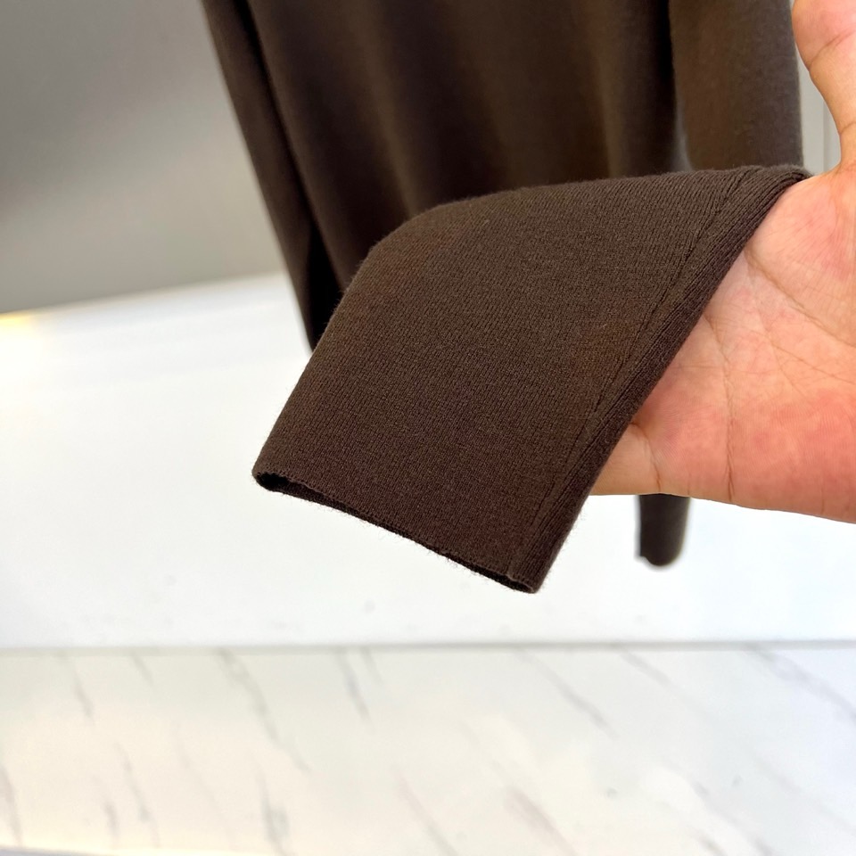 Kiton 2025秋冬新品男士羊毛🐑针织衫，这款半高领针织衫采用47.8%羊毛、27.3%腈纶、15.