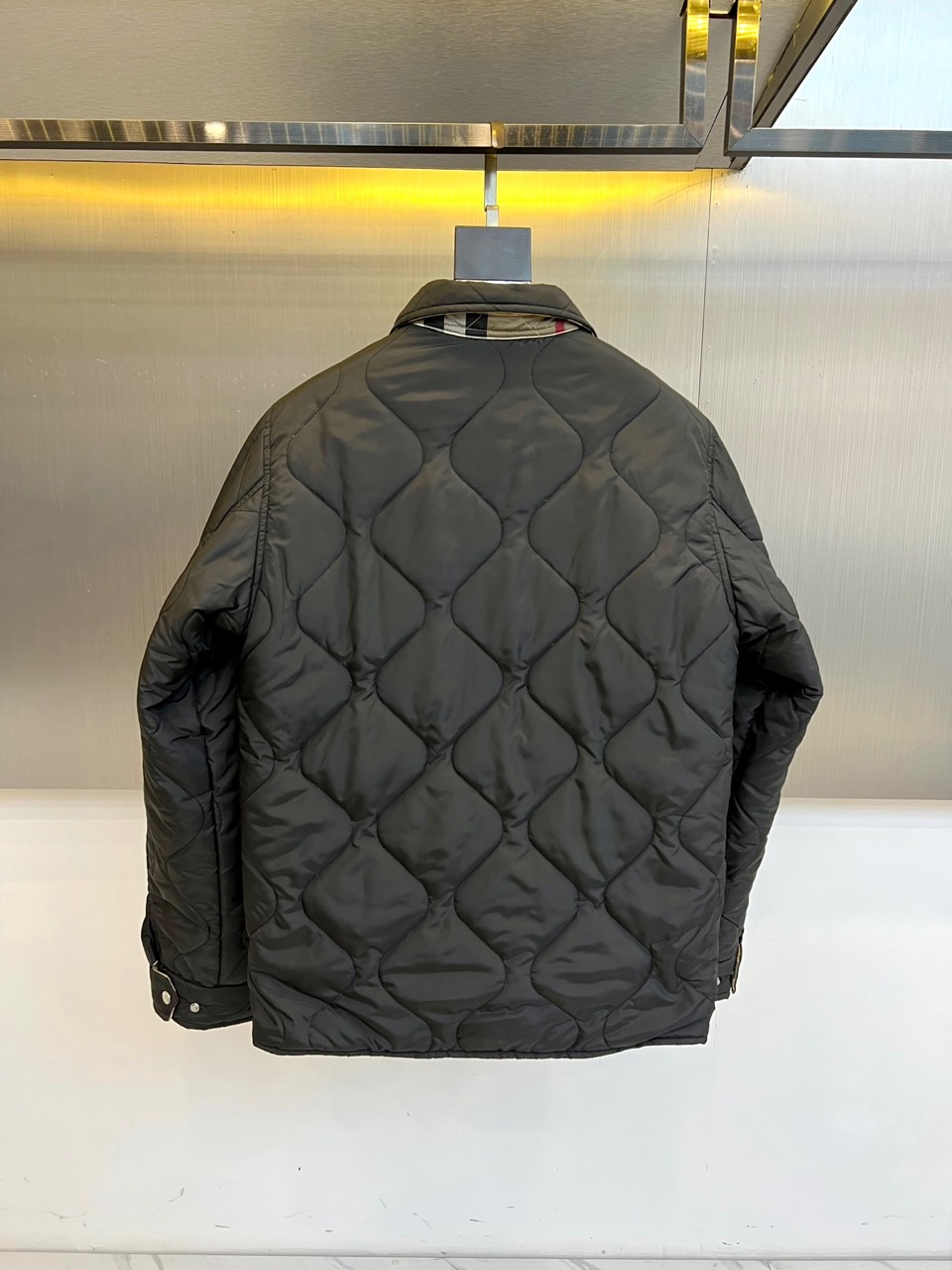 Bur巴宝莉、2025秋冬新品双面穿外套以匠心工艺重塑实用美学。这款外套采用创新双面穿着设计，一面呈现深