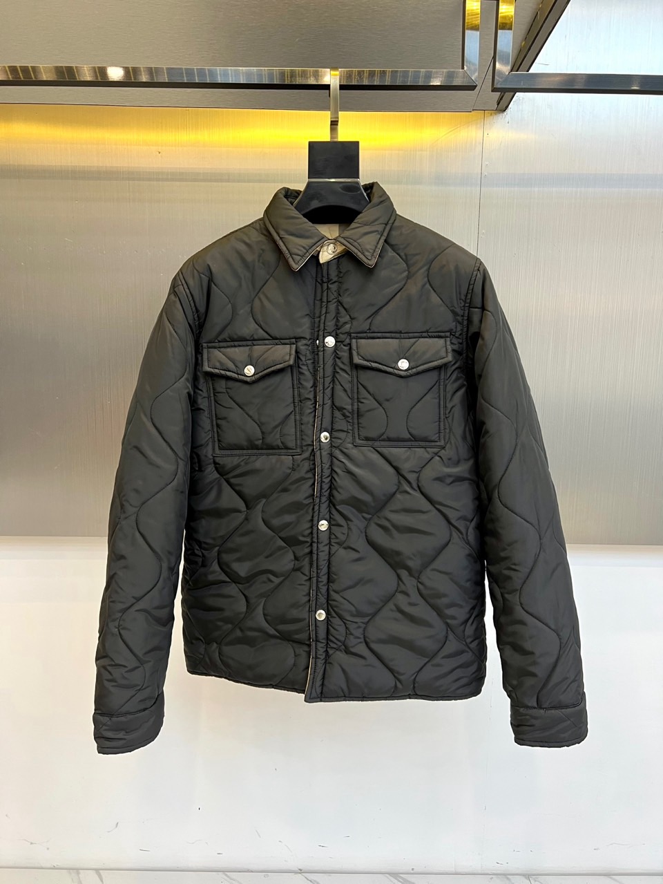 Bur巴宝莉、2025秋冬新品双面穿外套以匠心工艺重塑实用美学。这款外套采用创新双面穿着设计，一面呈现深