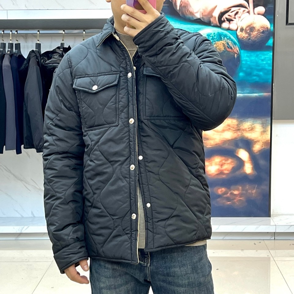 Bur巴宝莉、2025秋冬新品双面穿外套以匠心工艺重塑实用美学。这款外套采用创新双面穿着设计，一面呈现深