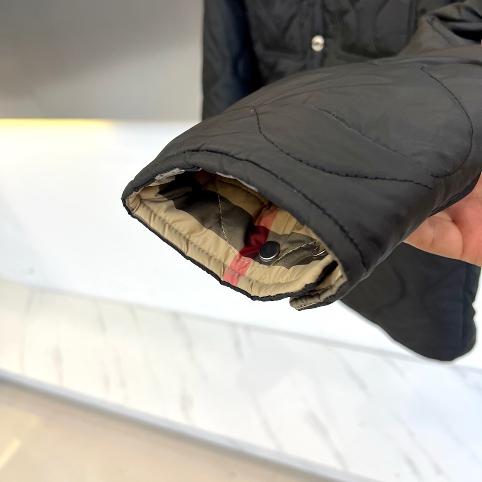 Bur巴宝莉、2025秋冬新品双面穿外套以匠心工艺重塑实用美学。这款外套采用创新双面穿着设计，一面呈现深