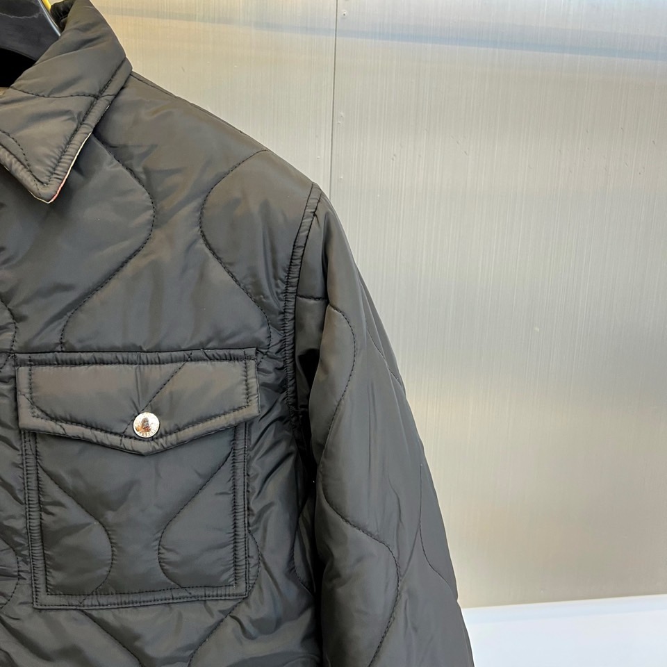 Bur巴宝莉、2025秋冬新品双面穿外套以匠心工艺重塑实用美学。这款外套采用创新双面穿着设计，一面呈现深