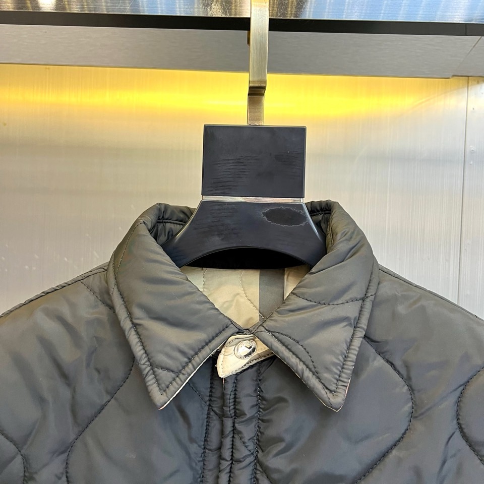 Bur巴宝莉、2025秋冬新品双面穿外套以匠心工艺重塑实用美学。这款外套采用创新双面穿着设计，一面呈现深