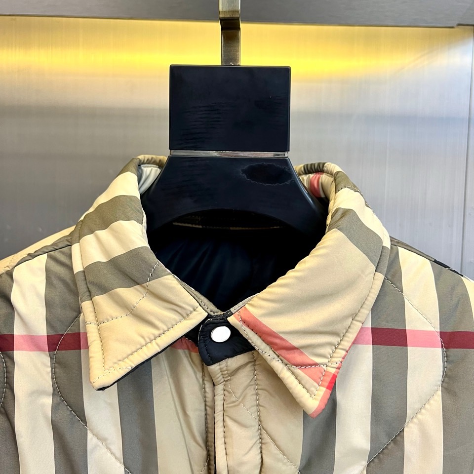 Bur巴宝莉、2025秋冬新品双面穿外套以匠心工艺重塑实用美学。这款外套采用创新双面穿着设计，一面呈现深