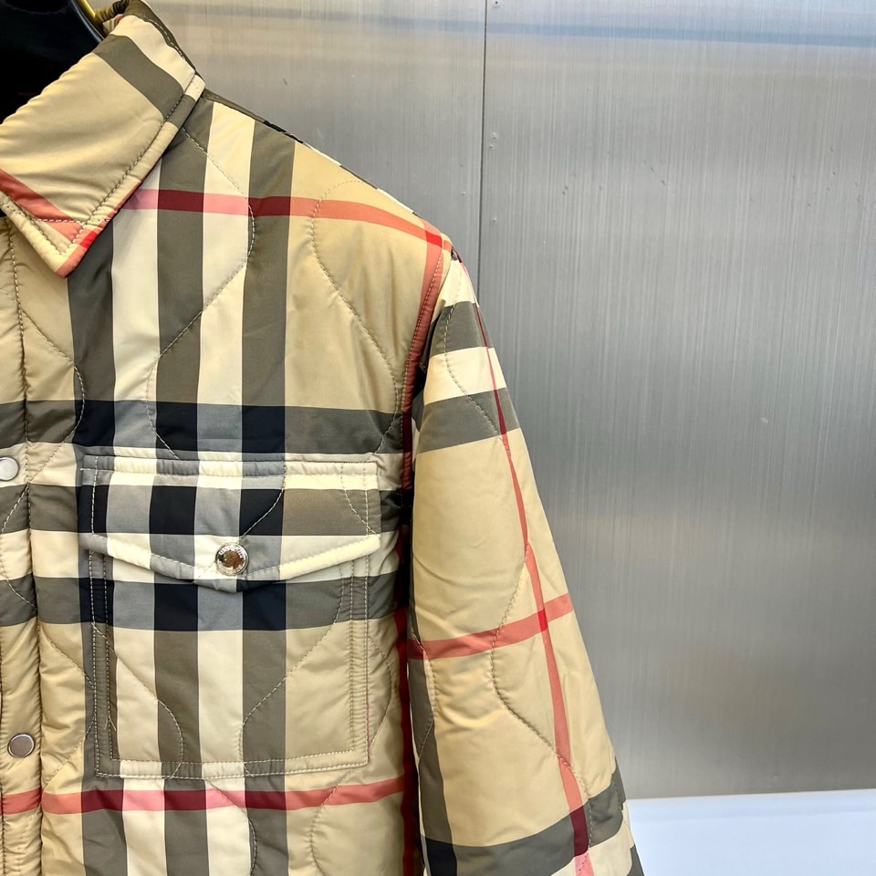 Bur巴宝莉、2025秋冬新品双面穿外套以匠心工艺重塑实用美学。这款外套采用创新双面穿着设计，一面呈现深