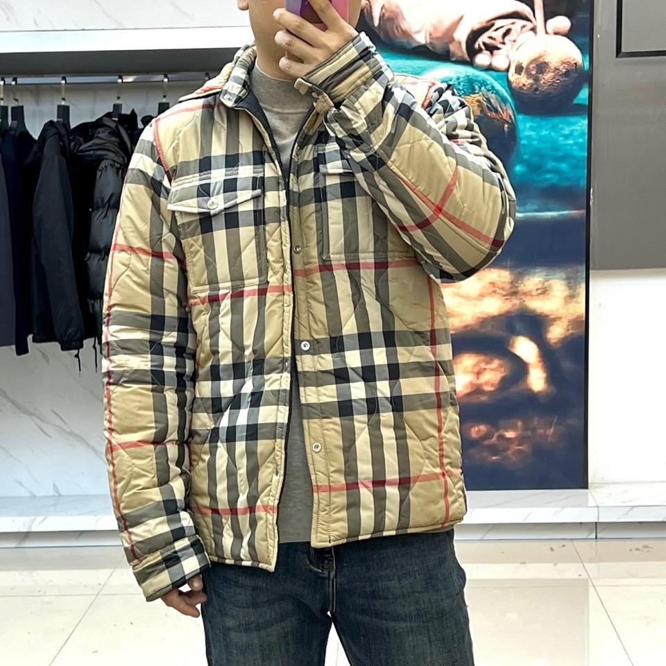 Bur巴宝莉、2025秋冬新品双面穿外套以匠心工艺重塑实用美学。这款外套采用创新双面穿着设计，一面呈现深