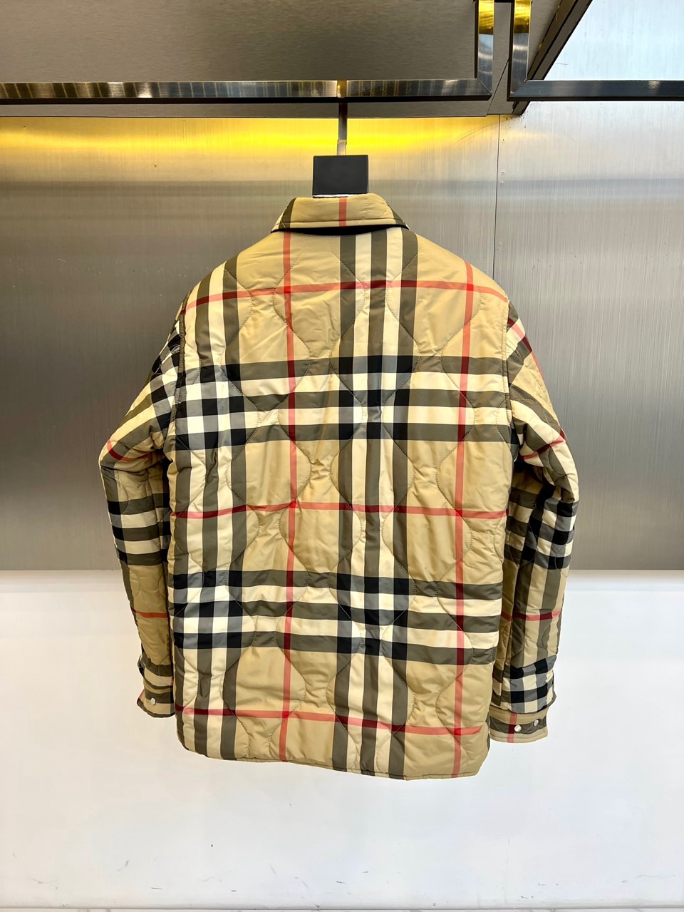 Bur巴宝莉、2025秋冬新品双面穿外套以匠心工艺重塑实用美学。这款外套采用创新双面穿着设计，一面呈现深