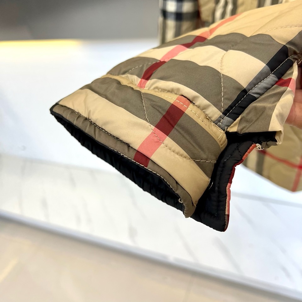 Bur巴宝莉、2025秋冬新品双面穿外套以匠心工艺重塑实用美学。这款外套采用创新双面穿着设计，一面呈现深