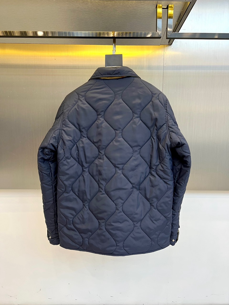 Bur巴宝莉、2025秋冬新品双面穿外套以匠心工艺重塑实用美学。这款外套采用创新双面穿着设计，一面呈现深