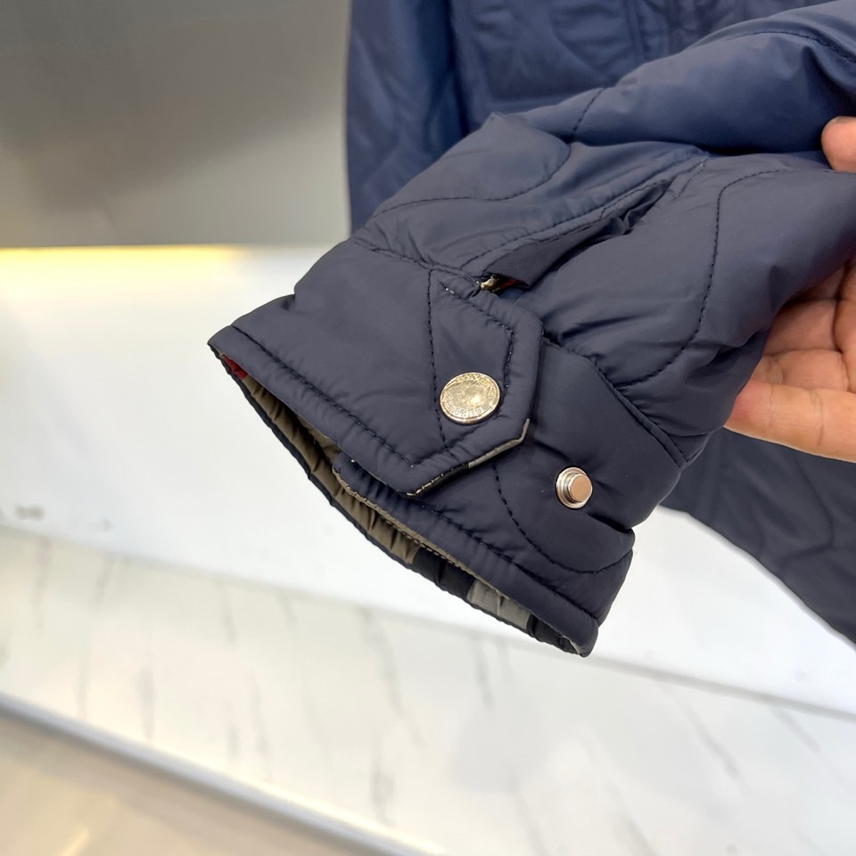 Bur巴宝莉、2025秋冬新品双面穿外套以匠心工艺重塑实用美学。这款外套采用创新双面穿着设计，一面呈现深