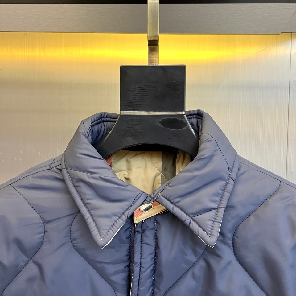 Bur巴宝莉、2025秋冬新品双面穿外套以匠心工艺重塑实用美学。这款外套采用创新双面穿着设计，一面呈现深