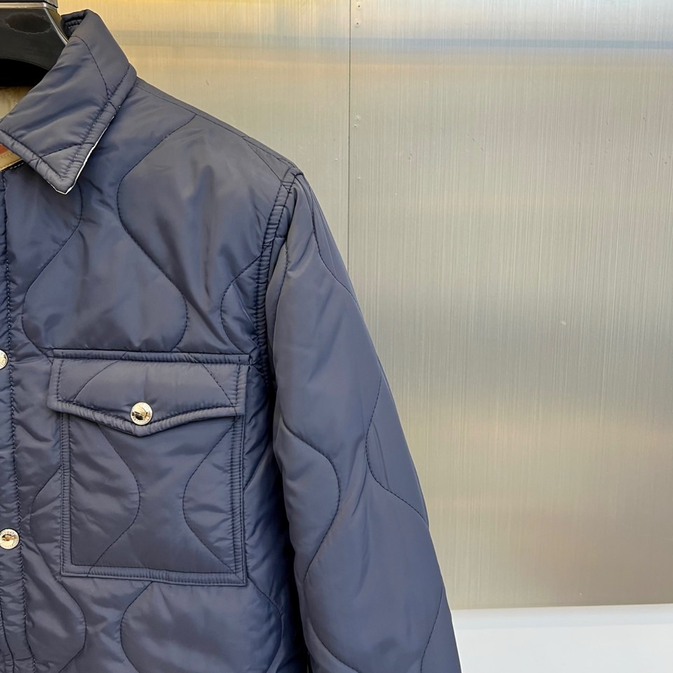 Bur巴宝莉、2025秋冬新品双面穿外套以匠心工艺重塑实用美学。这款外套采用创新双面穿着设计，一面呈现深