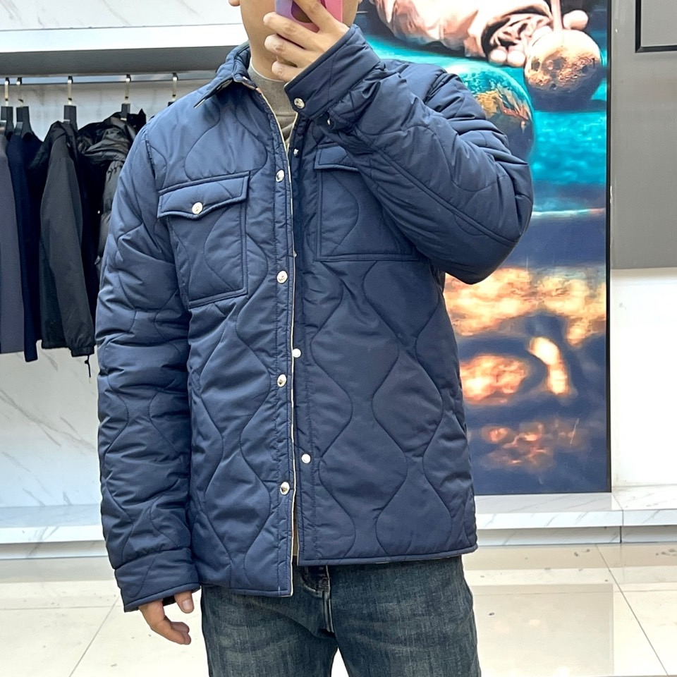 Bur巴宝莉、2025秋冬新品双面穿外套以匠心工艺重塑实用美学。这款外套采用创新双面穿着设计，一面呈现深