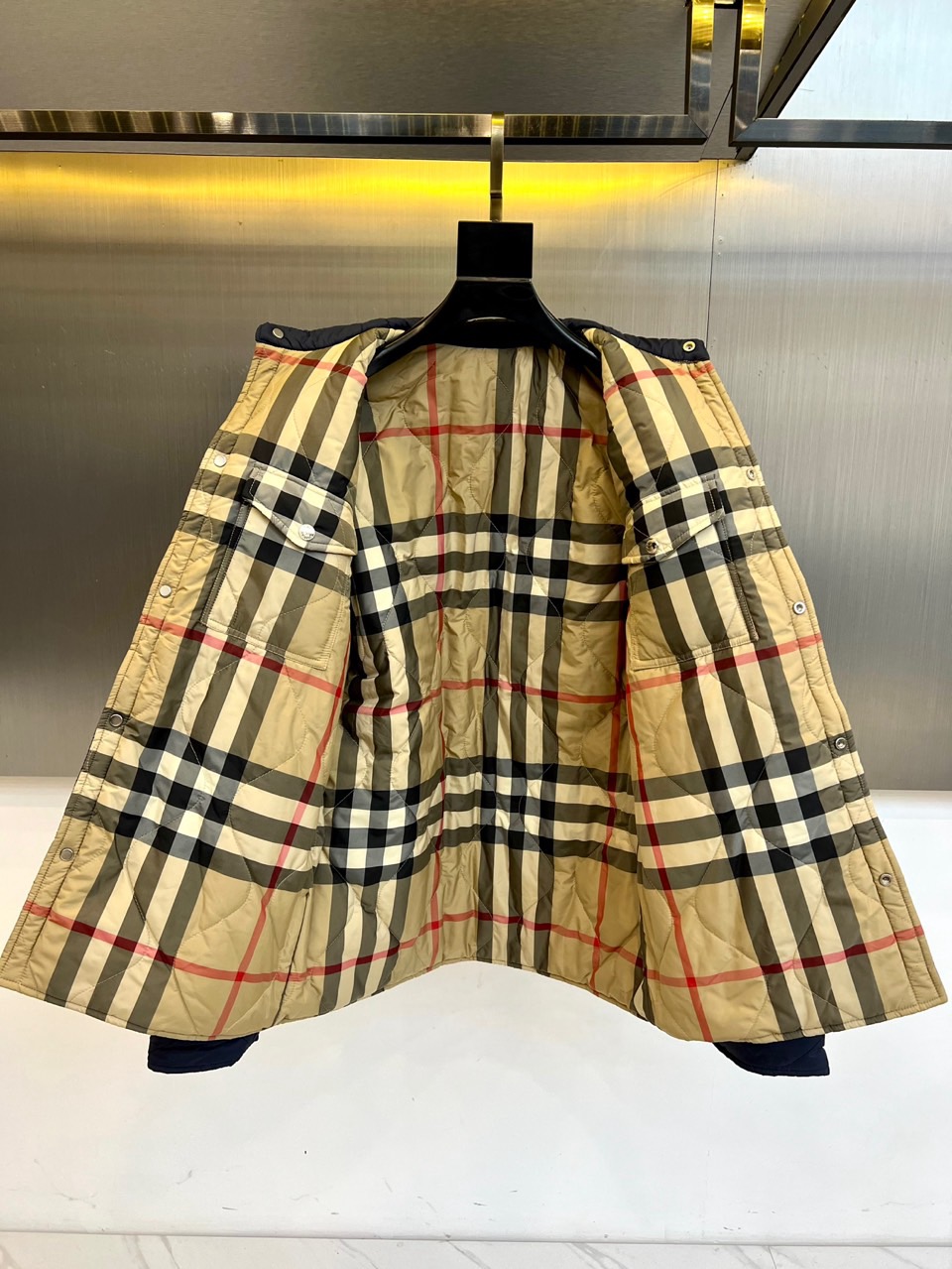 Bur巴宝莉、2025秋冬新品双面穿外套以匠心工艺重塑实用美学。这款外套采用创新双面穿着设计，一面呈现深