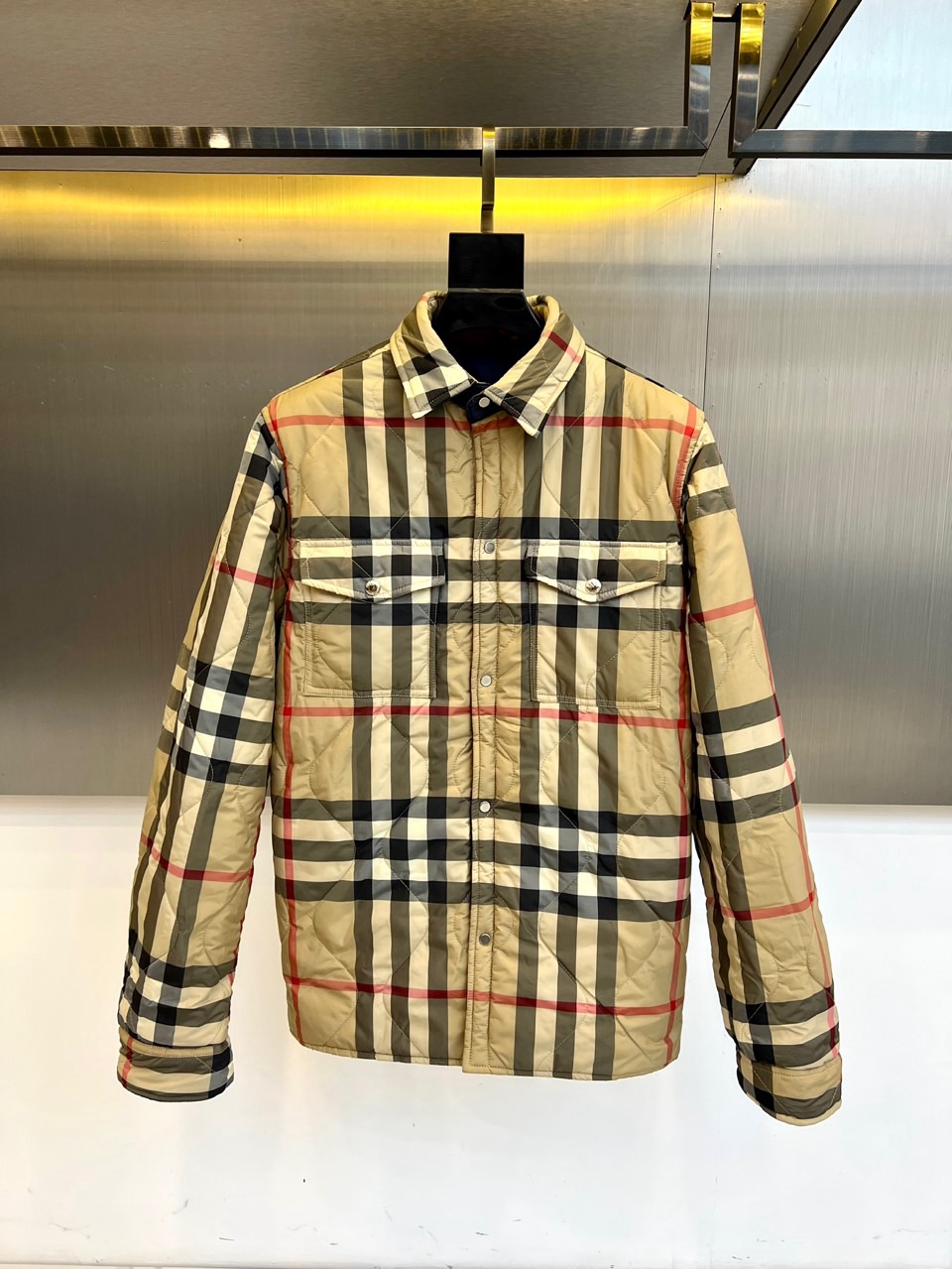 Bur巴宝莉、2025秋冬新品双面穿外套以匠心工艺重塑实用美学。这款外套采用创新双面穿着设计，一面呈现深