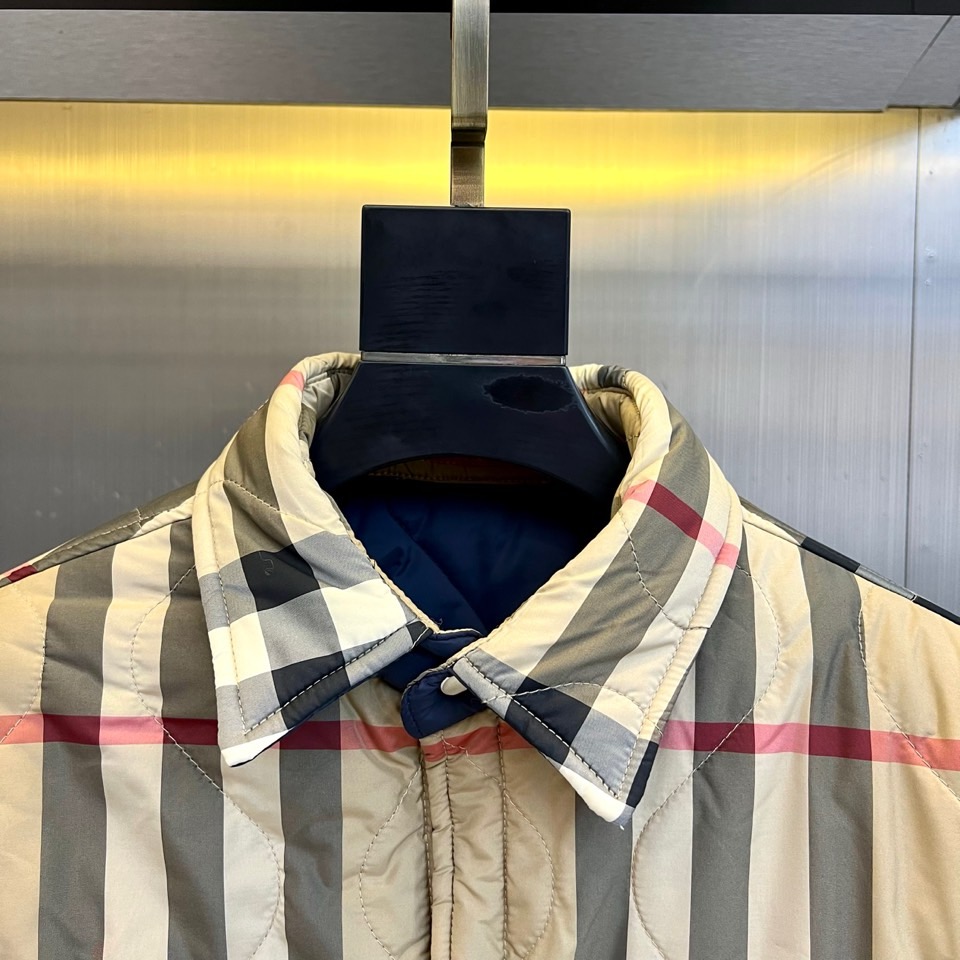 Bur巴宝莉、2025秋冬新品双面穿外套以匠心工艺重塑实用美学。这款外套采用创新双面穿着设计，一面呈现深