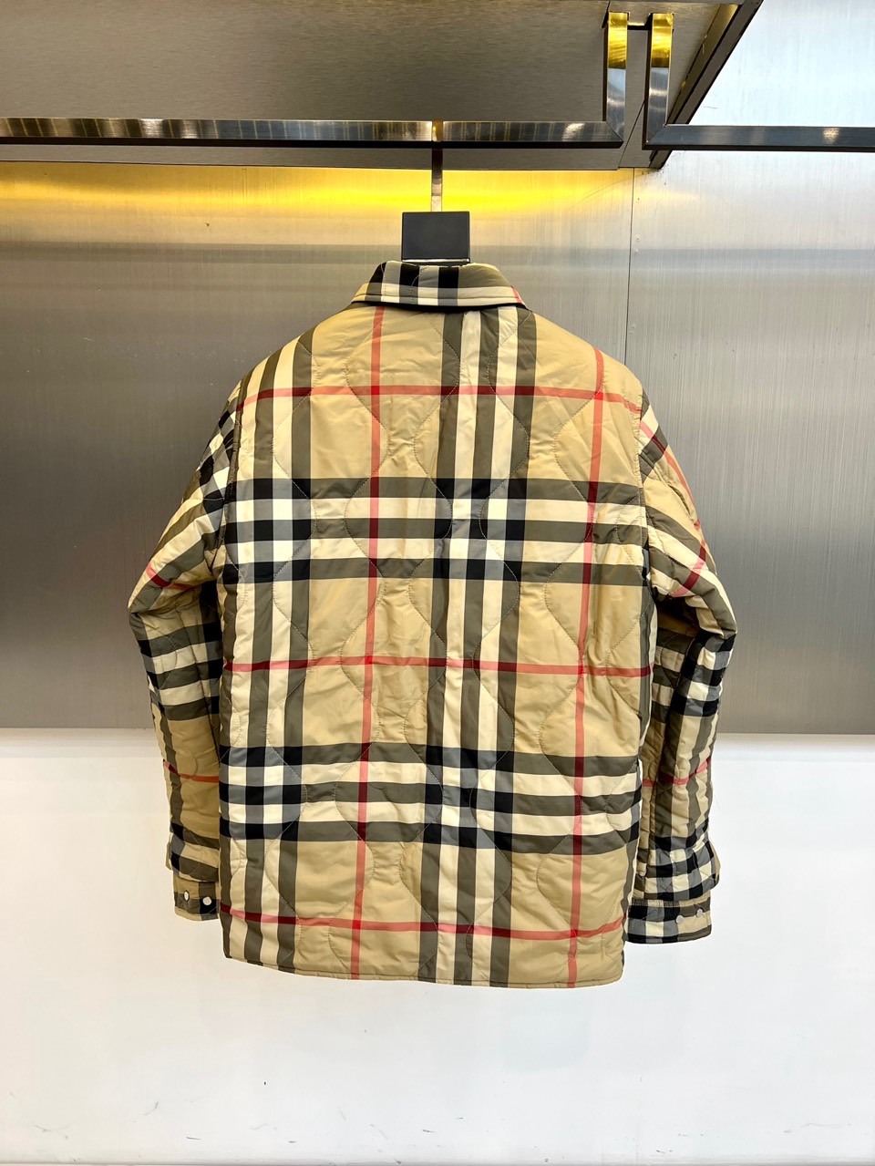 Bur巴宝莉、2025秋冬新品双面穿外套以匠心工艺重塑实用美学。这款外套采用创新双面穿着设计，一面呈现深