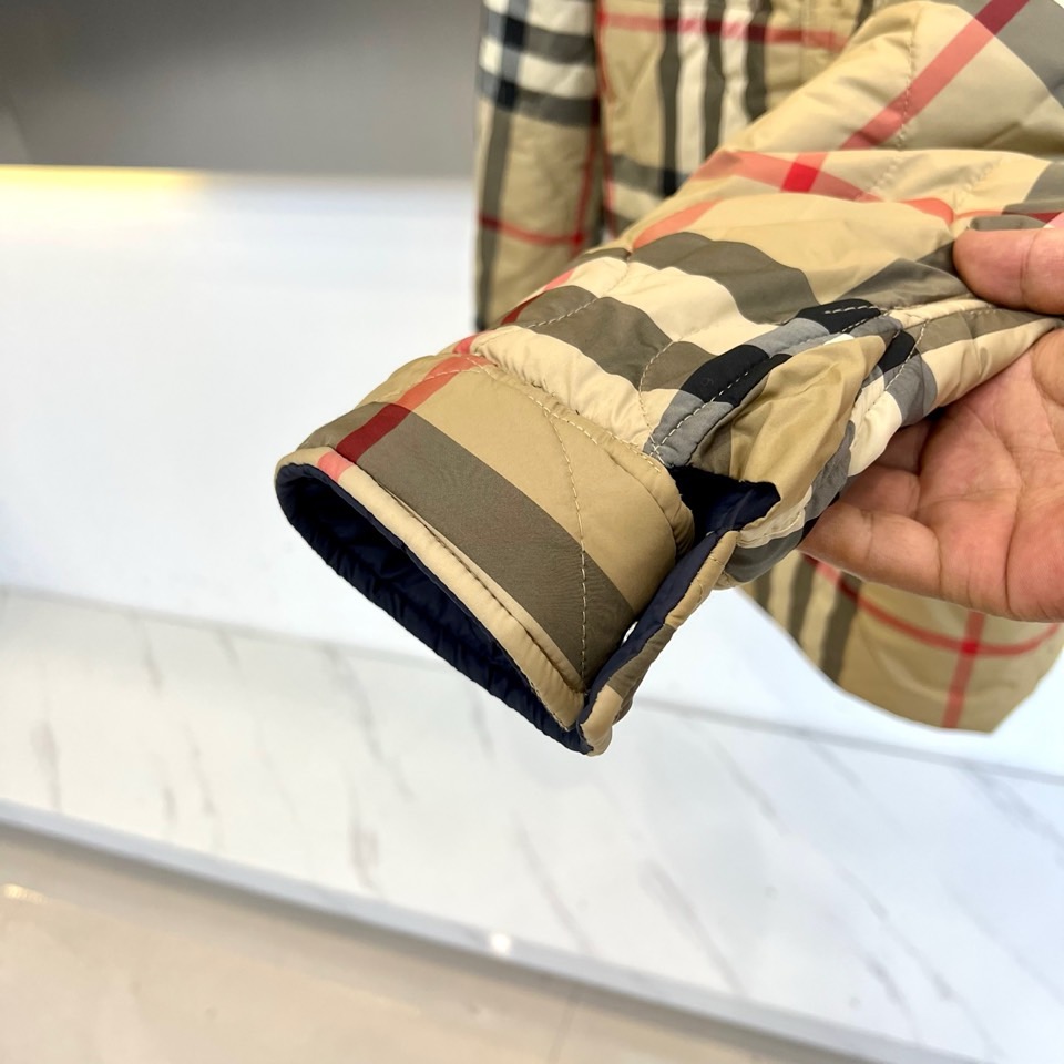 Bur巴宝莉、2025秋冬新品双面穿外套以匠心工艺重塑实用美学。这款外套采用创新双面穿着设计，一面呈现深