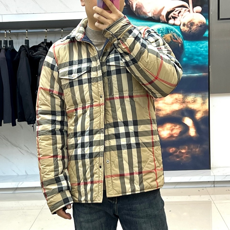 Bur巴宝莉、2025秋冬新品双面穿外套以匠心工艺重塑实用美学。这款外套采用创新双面穿着设计，一面呈现深