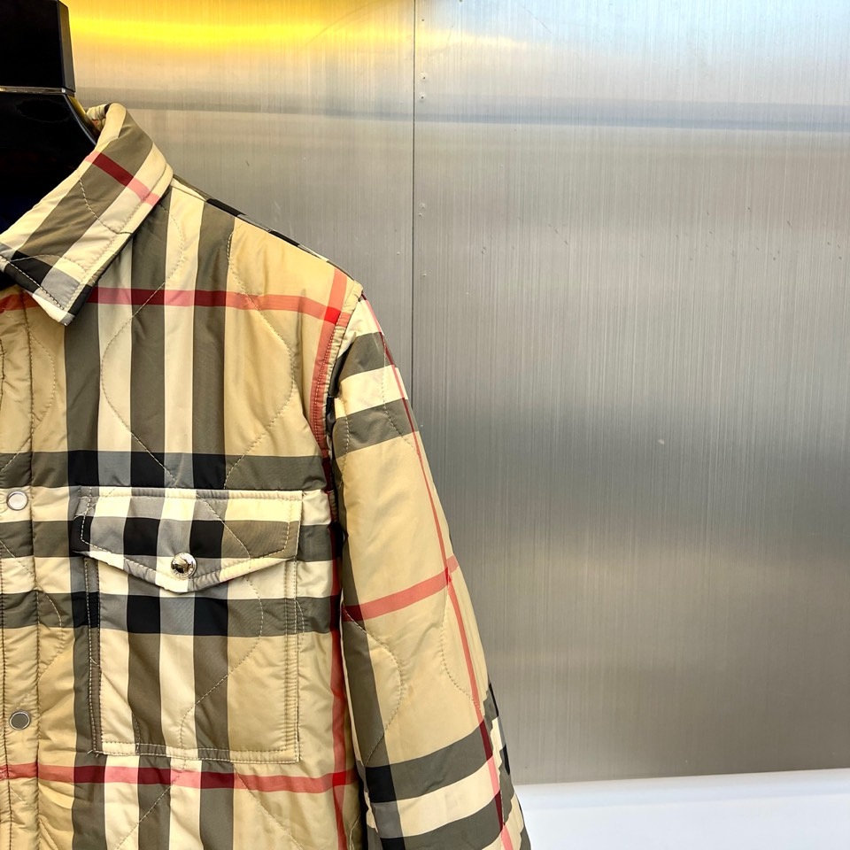 Bur巴宝莉、2025秋冬新品双面穿外套以匠心工艺重塑实用美学。这款外套采用创新双面穿着设计，一面呈现深