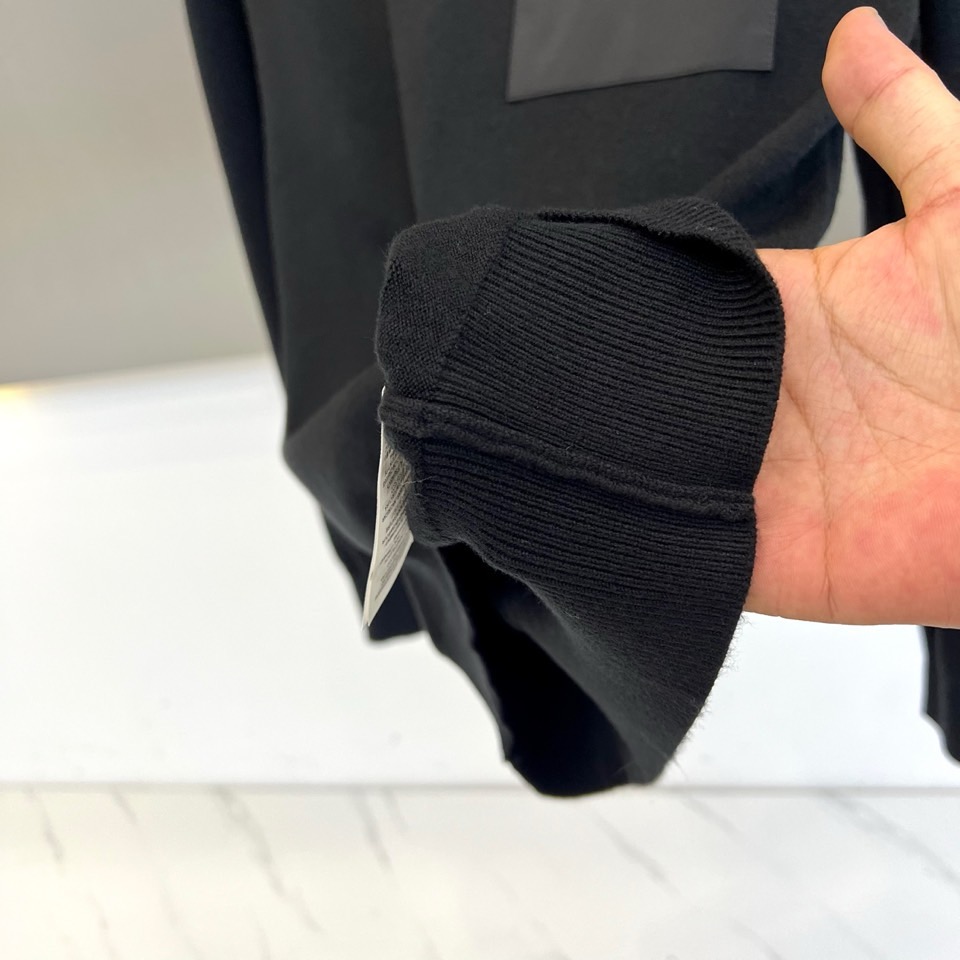 Mon蒙口、2025秋冬新品针织衫，这款圆领针织衫采用宽松版型设计，流畅的衣身线条配合恰到好处的垂坠感，