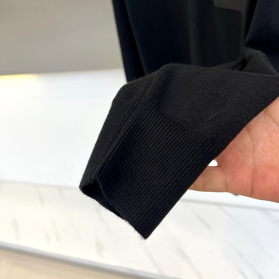 Mon蒙口、2025秋冬新品针织衫，这款圆领针织衫采用宽松版型设计，流畅的衣身线条配合恰到好处的垂坠感，