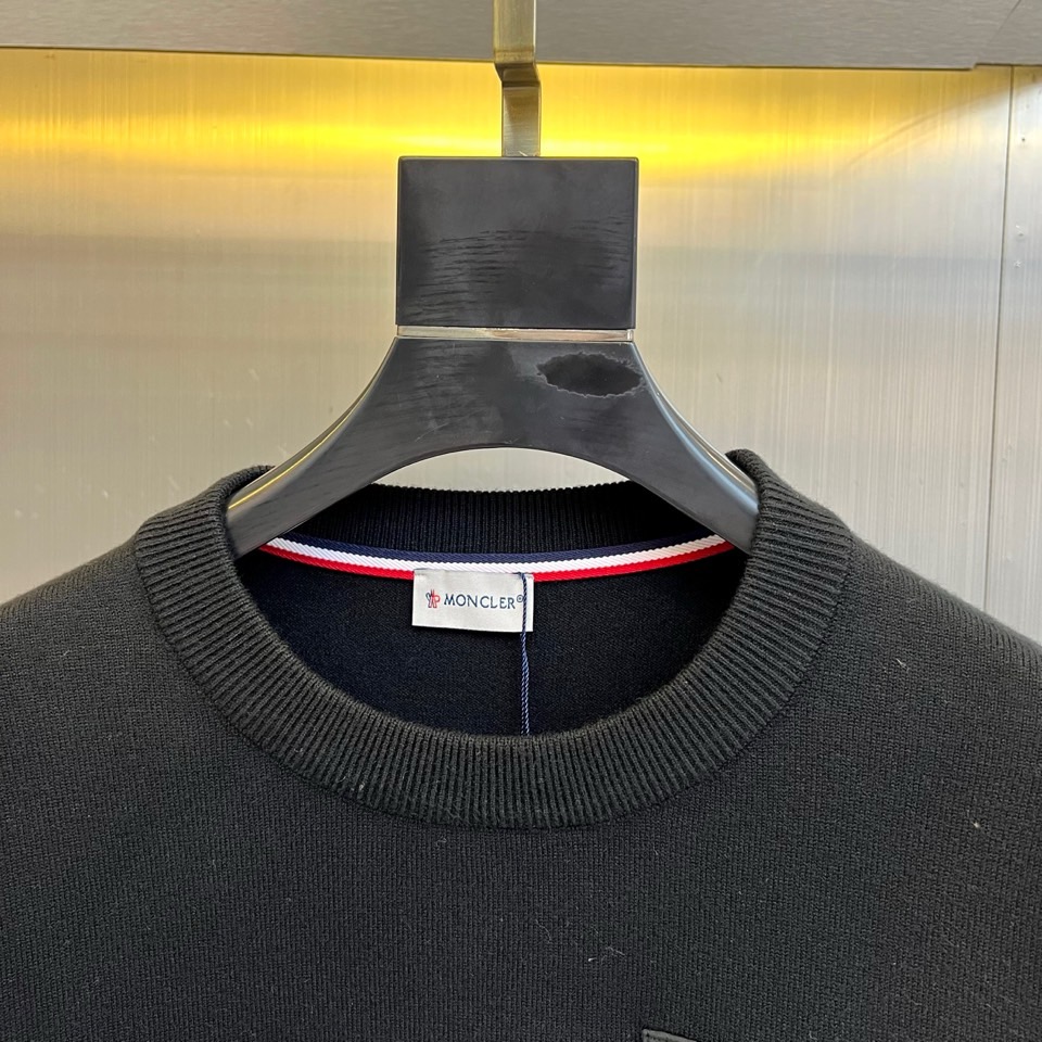 Mon蒙口、2025秋冬新品针织衫，这款圆领针织衫采用宽松版型设计，流畅的衣身线条配合恰到好处的垂坠感，