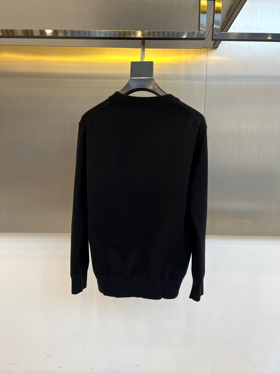 Mon蒙口、2025秋冬新品针织衫，这款圆领针织衫采用宽松版型设计，流畅的衣身线条配合恰到好处的垂坠感，