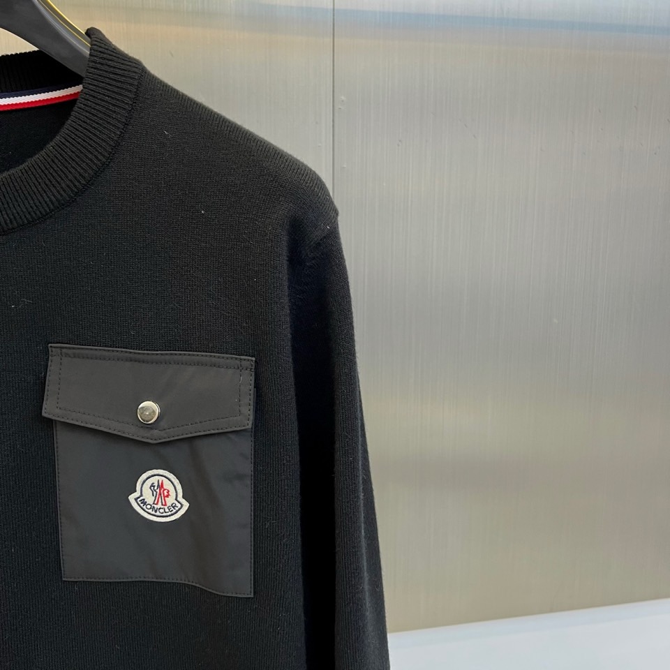 Mon蒙口、2025秋冬新品针织衫，这款圆领针织衫采用宽松版型设计，流畅的衣身线条配合恰到好处的垂坠感，