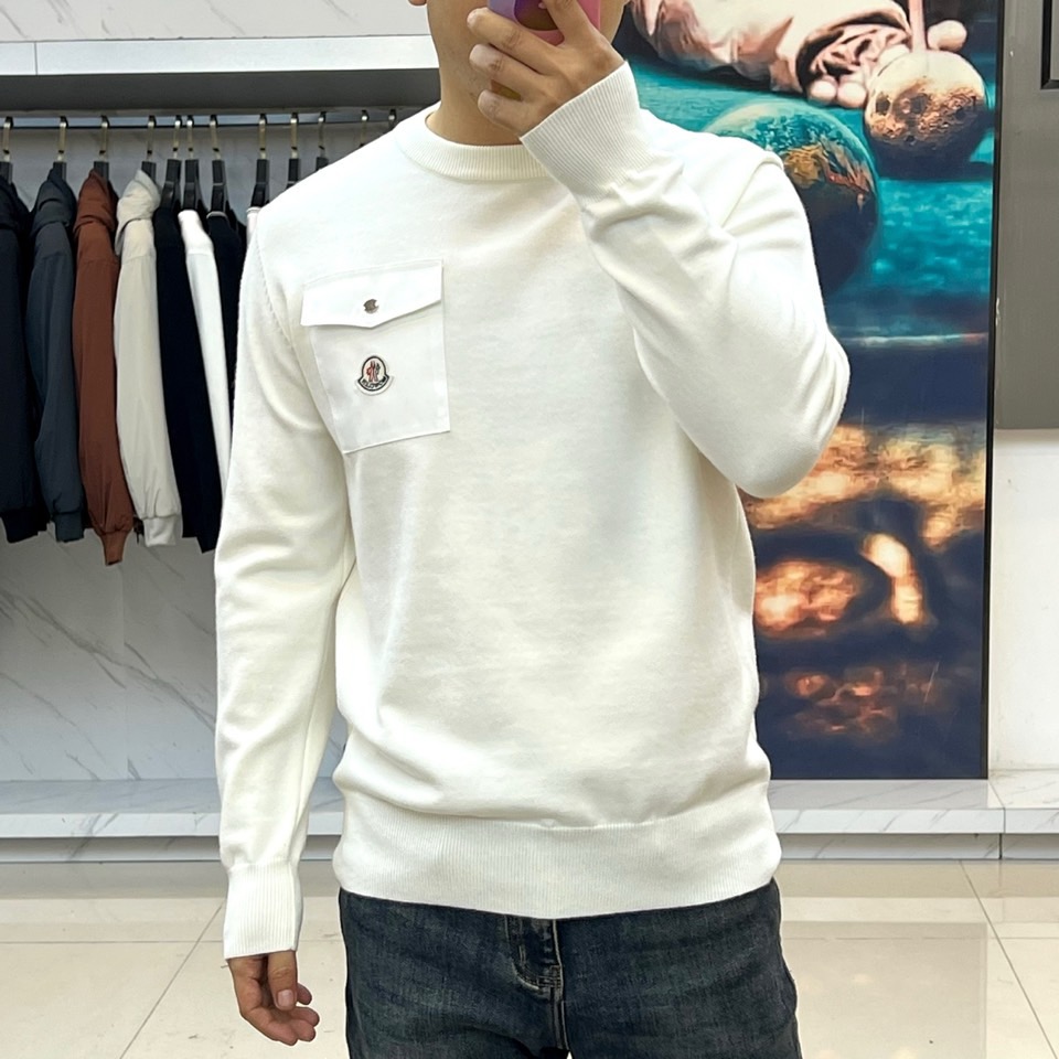 Mon蒙口、2025秋冬新品针织衫，这款圆领针织衫采用宽松版型设计，流畅的衣身线条配合恰到好处的垂坠感，