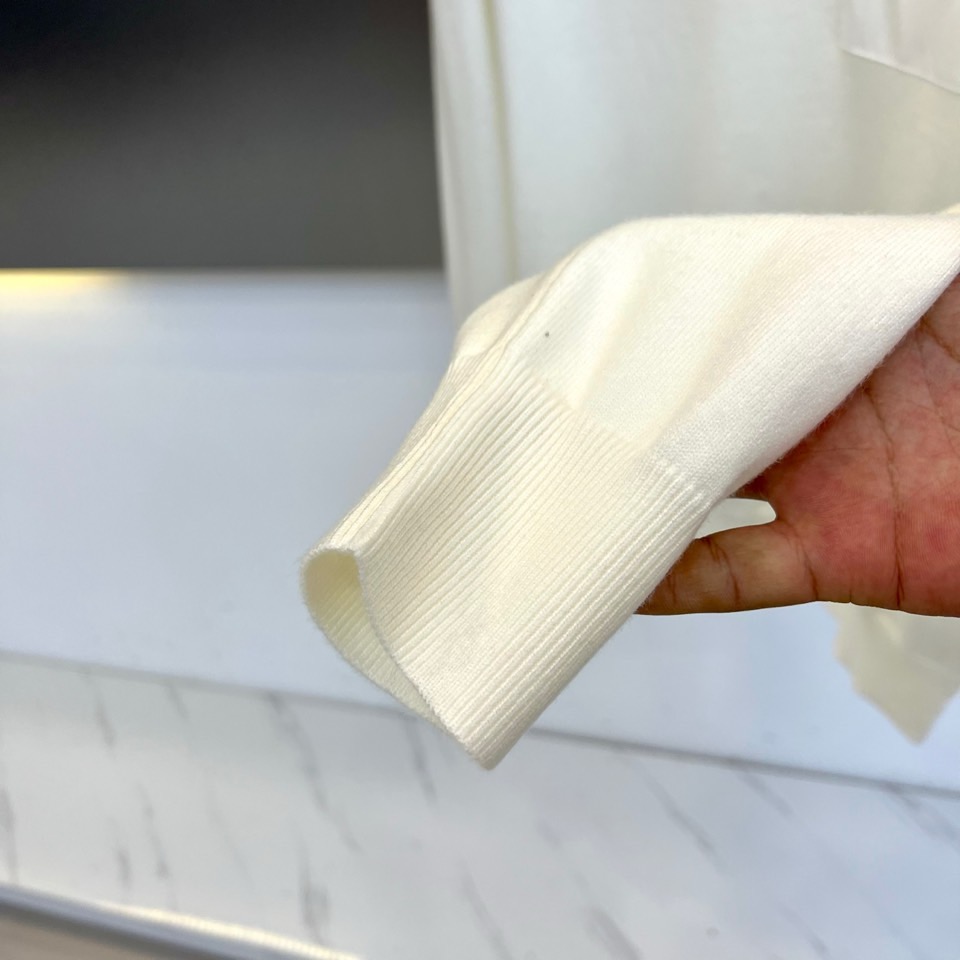 Mon蒙口、2025秋冬新品针织衫，这款圆领针织衫采用宽松版型设计，流畅的衣身线条配合恰到好处的垂坠感，