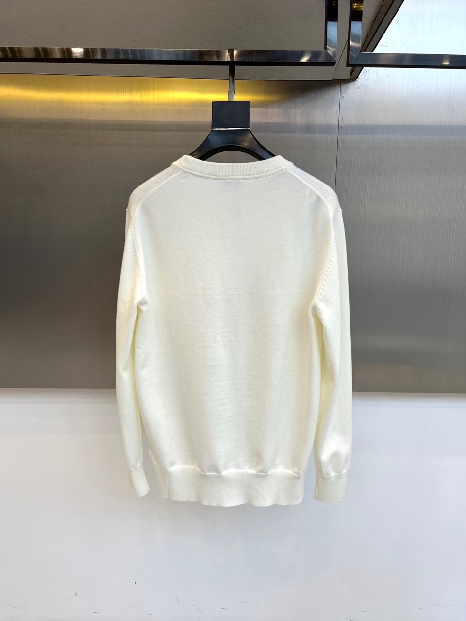 Mon蒙口、2025秋冬新品针织衫，这款圆领针织衫采用宽松版型设计，流畅的衣身线条配合恰到好处的垂坠感，