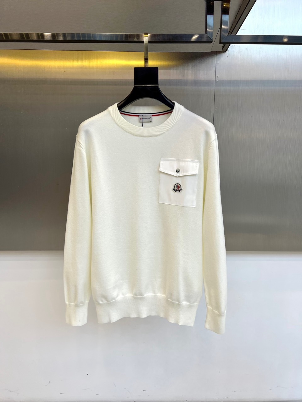 Mon蒙口、2025秋冬新品针织衫，这款圆领针织衫采用宽松版型设计，流畅的衣身线条配合恰到好处的垂坠感，