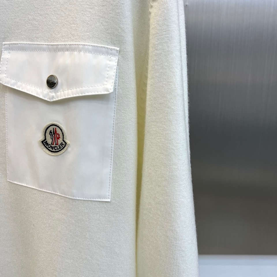 Mon蒙口、2025秋冬新品针织衫，这款圆领针织衫采用宽松版型设计，流畅的衣身线条配合恰到好处的垂坠感，