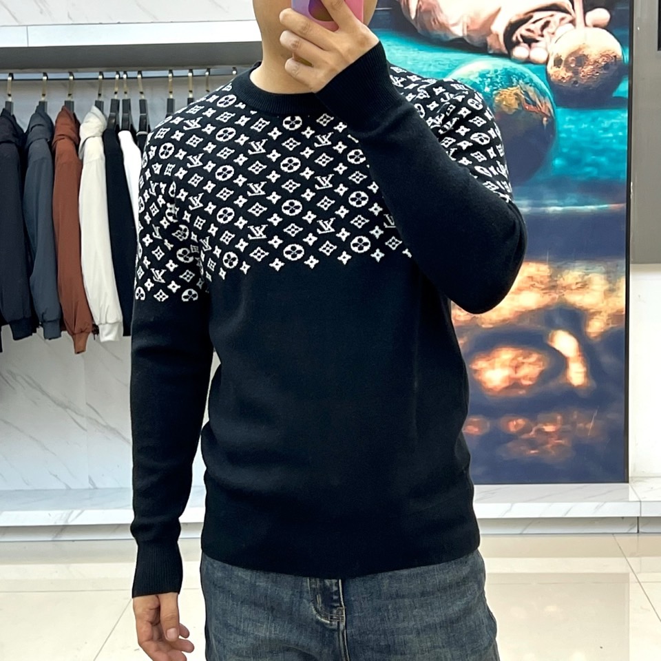 1v威登、2025秋冬新品毛衣以颠覆性设计诠释品牌经典基因。这款黑色圆领毛衣采用创新的双层结构设计，上半