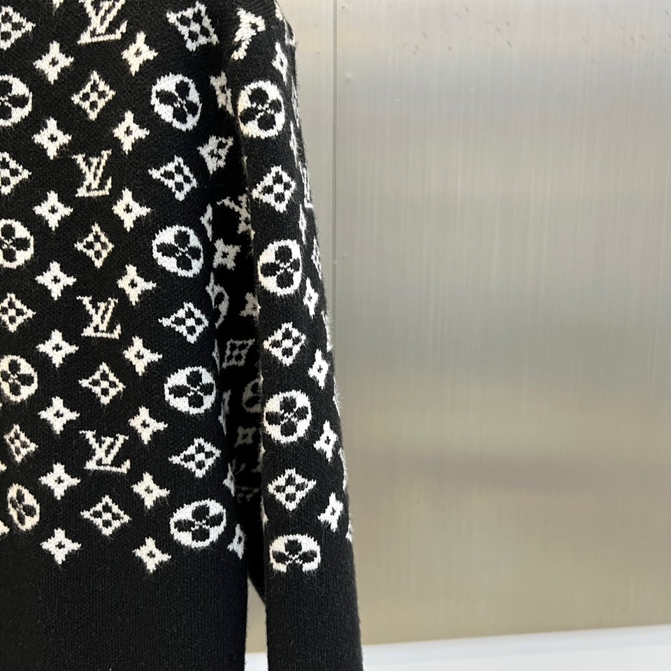 1v威登、2025秋冬新品毛衣以颠覆性设计诠释品牌经典基因。这款黑色圆领毛衣采用创新的双层结构设计，上半