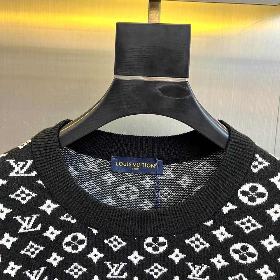 1v威登、2025秋冬新品毛衣以颠覆性设计诠释品牌经典基因。这款黑色圆领毛衣采用创新的双层结构设计，上半