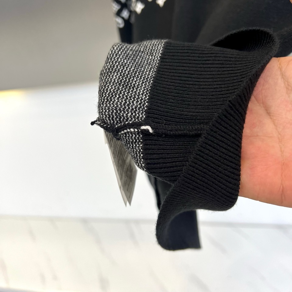 1v威登、2025秋冬新品毛衣以颠覆性设计诠释品牌经典基因。这款黑色圆领毛衣采用创新的双层结构设计，上半