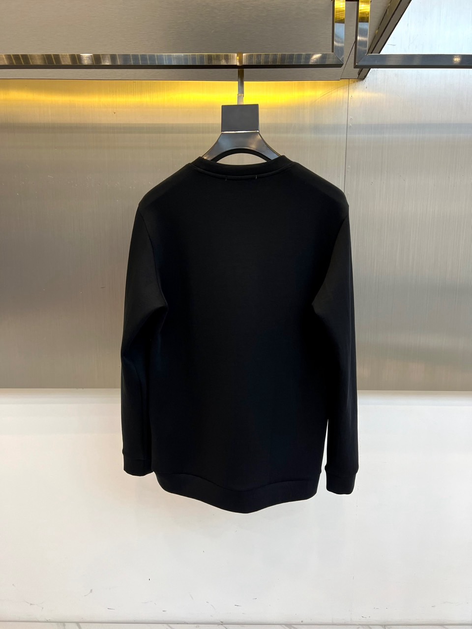 1v威登、2025秋冬新品男士空气层卫衣，这款圆领卫衣采用95%棉与5%氨纶精准配比的空气层面料，通过独