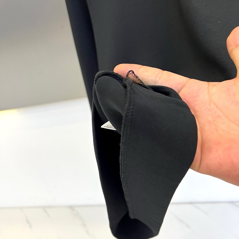 1v威登、2025秋冬新品男士空气层卫衣，这款圆领卫衣采用95%棉与5%氨纶精准配比的空气层面料，通过独