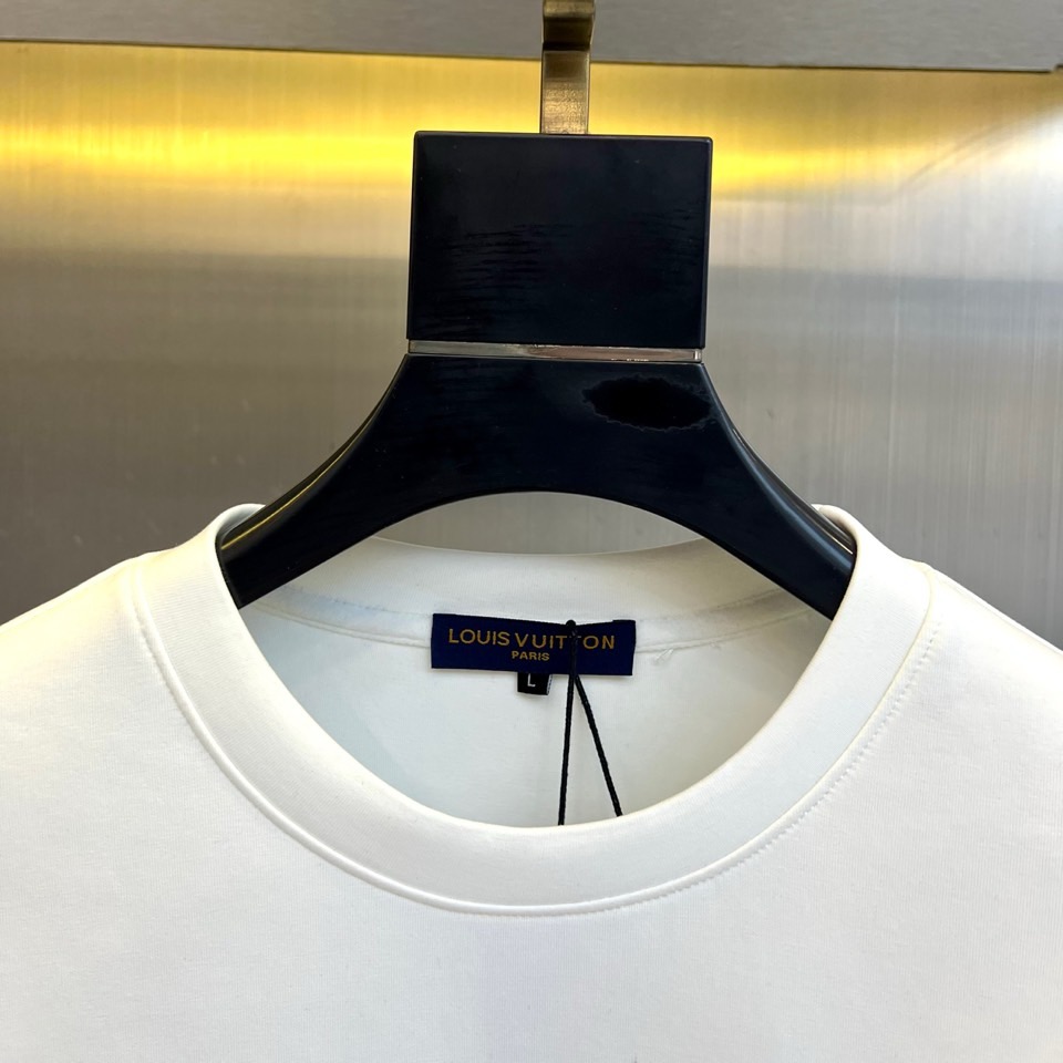 1v威登、2025秋冬新品男士空气层卫衣，这款圆领卫衣采用95%棉与5%氨纶精准配比的空气层面料，通过独